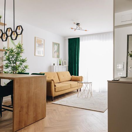 Tulip Apartment Орадеа Екстериор снимка