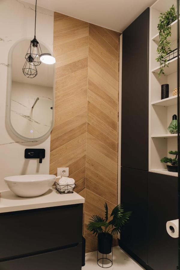 Tulip Apartment Орадеа Екстериор снимка