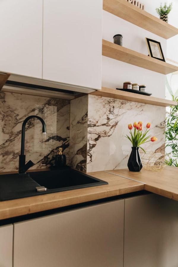 Tulip Apartment Орадеа Екстериор снимка
