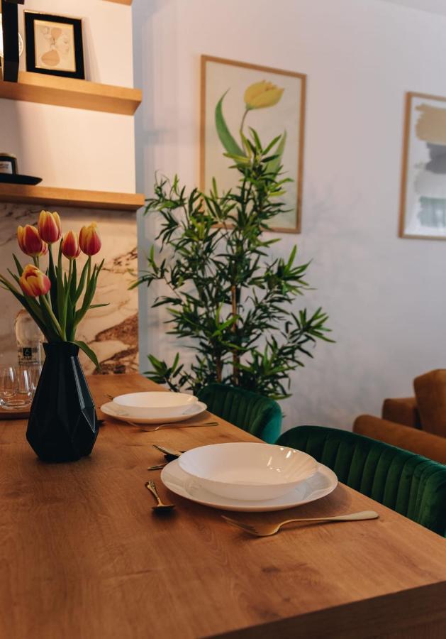 Tulip Apartment Орадеа Екстериор снимка