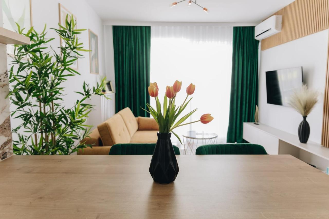 Tulip Apartment Орадеа Екстериор снимка